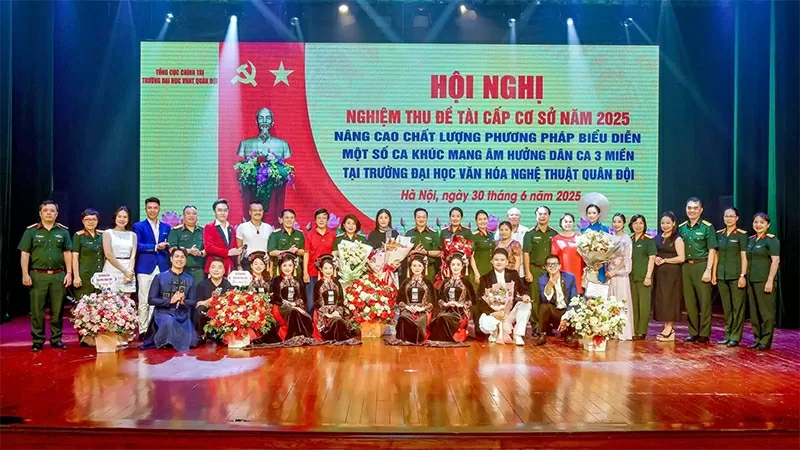 NSƯT Hương Giang đã để lại những ấn tượng đặc biệt trong giảng dạy, nghiên cứu và thực hành biểu diễn ca khúc mang âm hưởng dân ca NSƯT Hương Giang đã để lại những ấn tượng đặc biệt trong giảng dạy, nghiên cứu và thực hành biểu diễn ca khúc mang âm hưởng dân ca