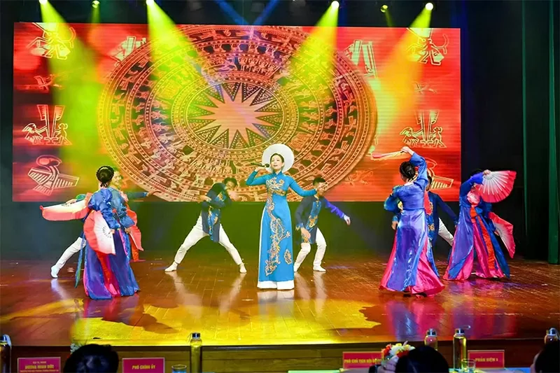 NSƯT Hương Giang đã để lại những ấn tượng đặc biệt trong giảng dạy, nghiên cứu và thực hành biểu diễn ca khúc mang âm hưởng dân ca NSƯT Hương Giang đã để lại những ấn tượng đặc biệt trong giảng dạy, nghiên cứu và thực hành biểu diễn ca khúc mang âm hưởng dân ca
