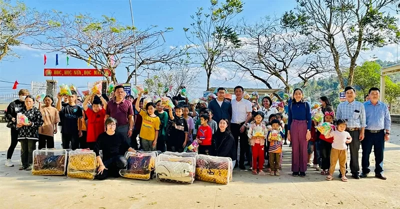 Hành trình thiện nguyện hướng về quê hương của doanh nhân Phạm Đình Thương và SUNSHINE GLOBAL. Hành trình thiện nguyện hướng về quê hương của doanh nhân Phạm Đình Thương và SUNSHINE GLOBAL.