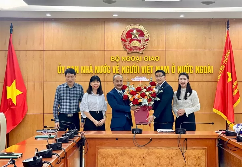 Phó Chủ tịch Liên hiệp Hội người Việt Nam tại Nhật Bản đại diện cho cộng đồng người Việt tại Nhật thăm và làm việc với Ủy ban Nhà nước về người Việt Nam ở nước ngoài. Phó Chủ tịch Liên hiệp Hội người Việt Nam tại Nhật Bản đại diện cho cộng đồng người Việt tại Nhật thăm và làm việc với Ủy ban Nhà nước về người Việt Nam ở nước ngoài.