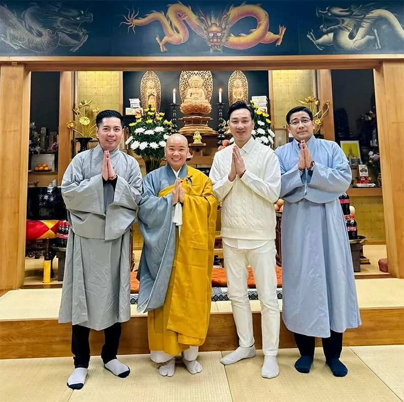 (Thứ hai từ trái sang): Sư cô Thích Tâm Trí; MC Thành Trung và doanh nhân Phạm Đình Thương tại chùa Đại Ân – Nhật Bản.