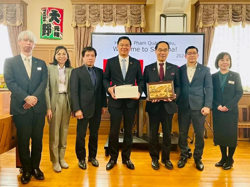 Hiệp Hội người Việt Nam tại Saitama tặng quà cho Phó Thống đốc tỉnh Saitama và Đại sứ Phạm Quang Hiệu. Hiệp Hội người Việt Nam tại Saitama tặng quà cho Phó Thống đốc tỉnh Saitama và Đại sứ Phạm Quang Hiệu.