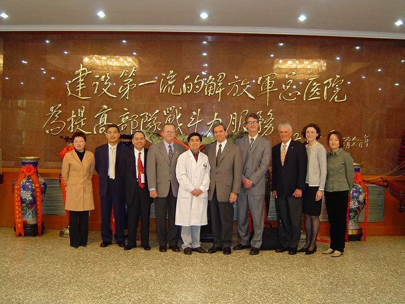 Năm 1994, Giáo sư Michael Wolk, Chủ tịch Hội Tim mạch Mỹ và Giáo sư Thạch Nguyễn (thứ ba từ trái sang) cùng các giảng viên Mỹ khác đến Bệnh viện Trung ương Quân đội 301 để giảng dạy cho bác sĩ tại đây. Năm 1994, Giáo sư Michael Wolk, Chủ tịch Hội Tim mạch Mỹ và Giáo sư Thạch Nguyễn (thứ ba từ trái sang) cùng các giảng viên Mỹ khác đến Bệnh viện Trung ương Quân đội 301 để giảng dạy cho bác sĩ tại đây.