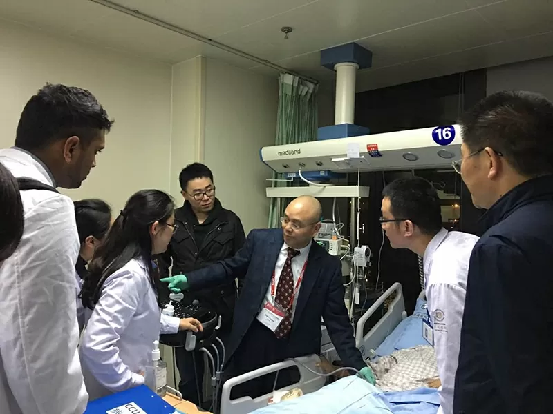 Giáo sư Thạch Nguyễn giảng dạy tại giường bệnh cho các học viên.