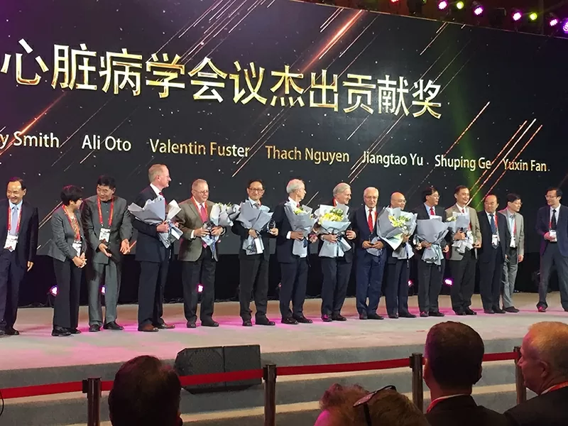 Trong một buổi lễ vinh danh các Giáo sư nước ngoài đóng góp vào sự phát triển của ngành tim mạch tại Trung Quốc. Trong một buổi lễ vinh danh các Giáo sư nước ngoài đóng góp vào sự phát triển của ngành tim mạch tại Trung Quốc.