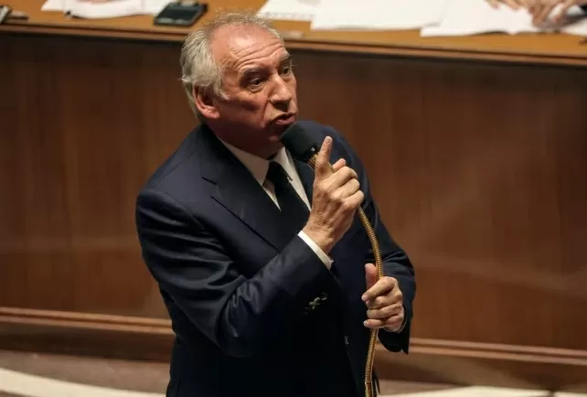 Thủ tướng Pháp lại vượt thêm một ải 'bất tín nhiệm'