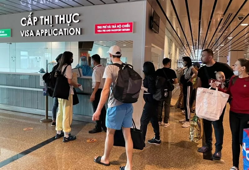 Chính sách thị thực điện tử (e-visa) hiện nay của Việt Nam được đánh giá tích cực nhờ mở rộng diện áp dụng lên cho tất cả các quốc gia và vùng lãnh thổ, kéo dài thời hạn lưu trú đến 90 ngày và thủ tục đăng ký thuận tiện, hoàn toàn trực tuyến. (Nguồn: Diễn