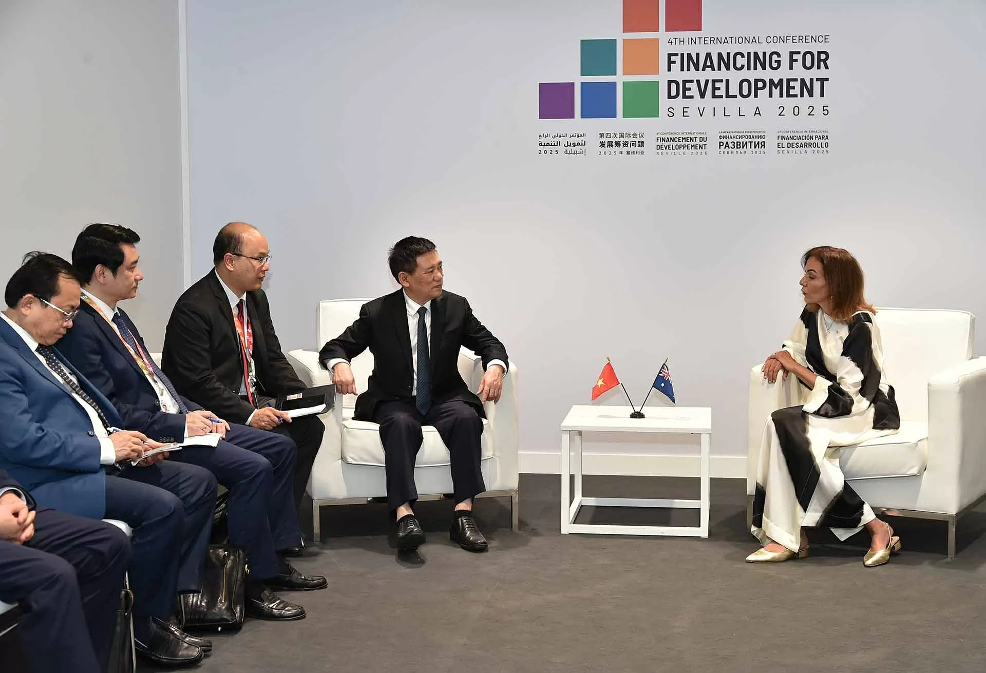 Việt Nam-Australia cần đặt trọng tâm vào hợp tác thương mại Việt Nam-Australia cần đặt trọng tâm vào hợp tác thương mại