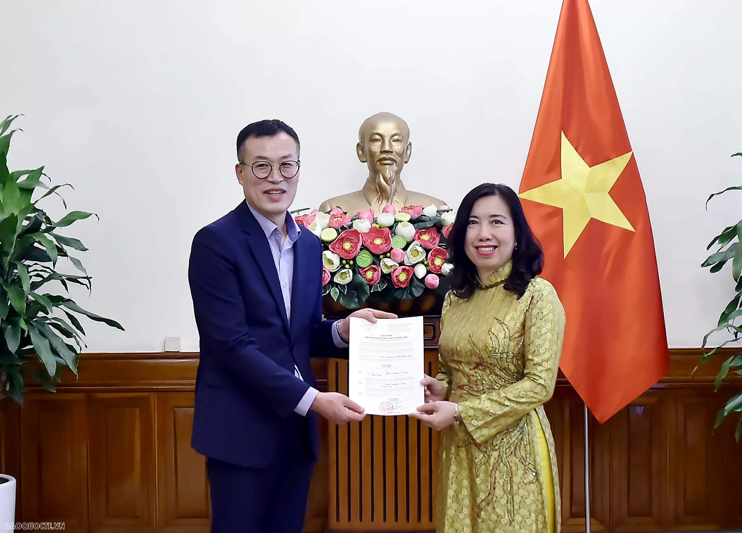 Thứ trưởng Ngoại giao Lê Thị Thu Hằng trao Giấy chứng nhận cho Báo Financial News Hàn Quốc thường trú tại Việt Nam