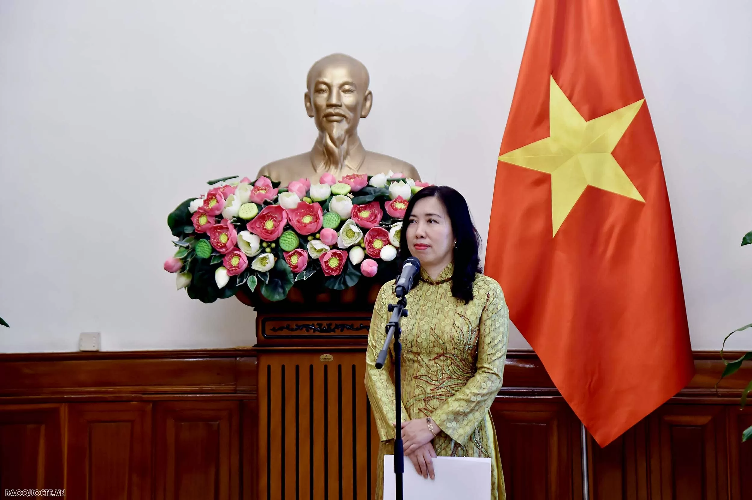 Thứ trưởng Ngoại giao Lê Thị Thu Hằng trao Giấy chứng nhận cho Báo Financial News Hàn Quốc thường trú tại Việt Nam