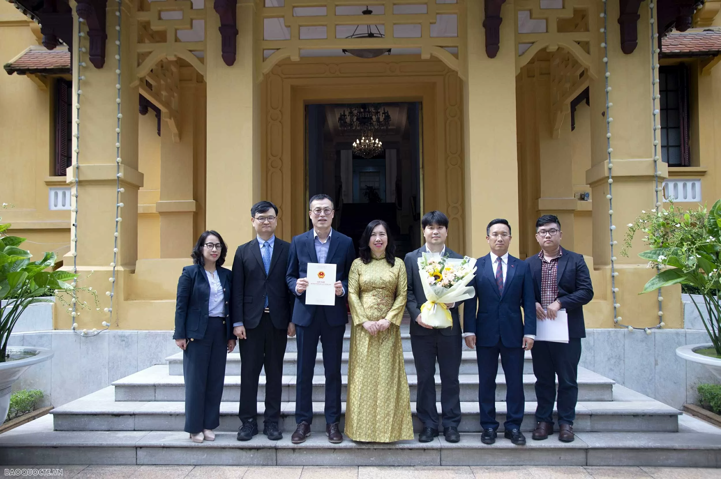 Thứ trưởng Ngoại giao Lê Thị Thu Hằng trao Giấy chứng nhận cho Báo Financial News Hàn Quốc thường trú tại Việt Nam Thứ trưởng Ngoại giao Lê Thị Thu Hằng trao Giấy chứng nhận cho Báo Financial News Hàn Quốc thường trú tại Việt Nam