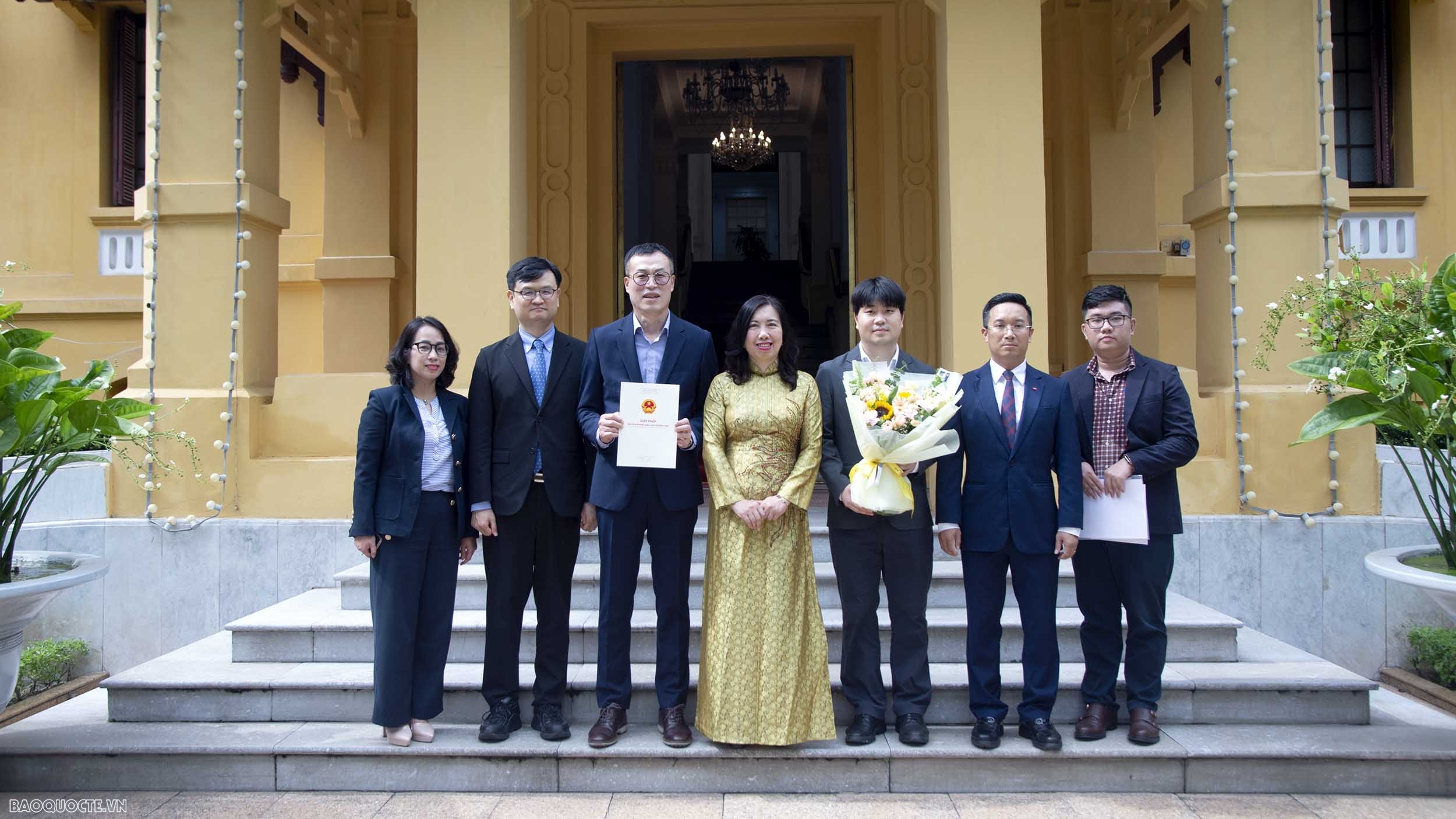 Bộ Ngoại giao trao Giấy phép thành lập Văn phòng thường trú cho báo Financial News, Hàn Quốc