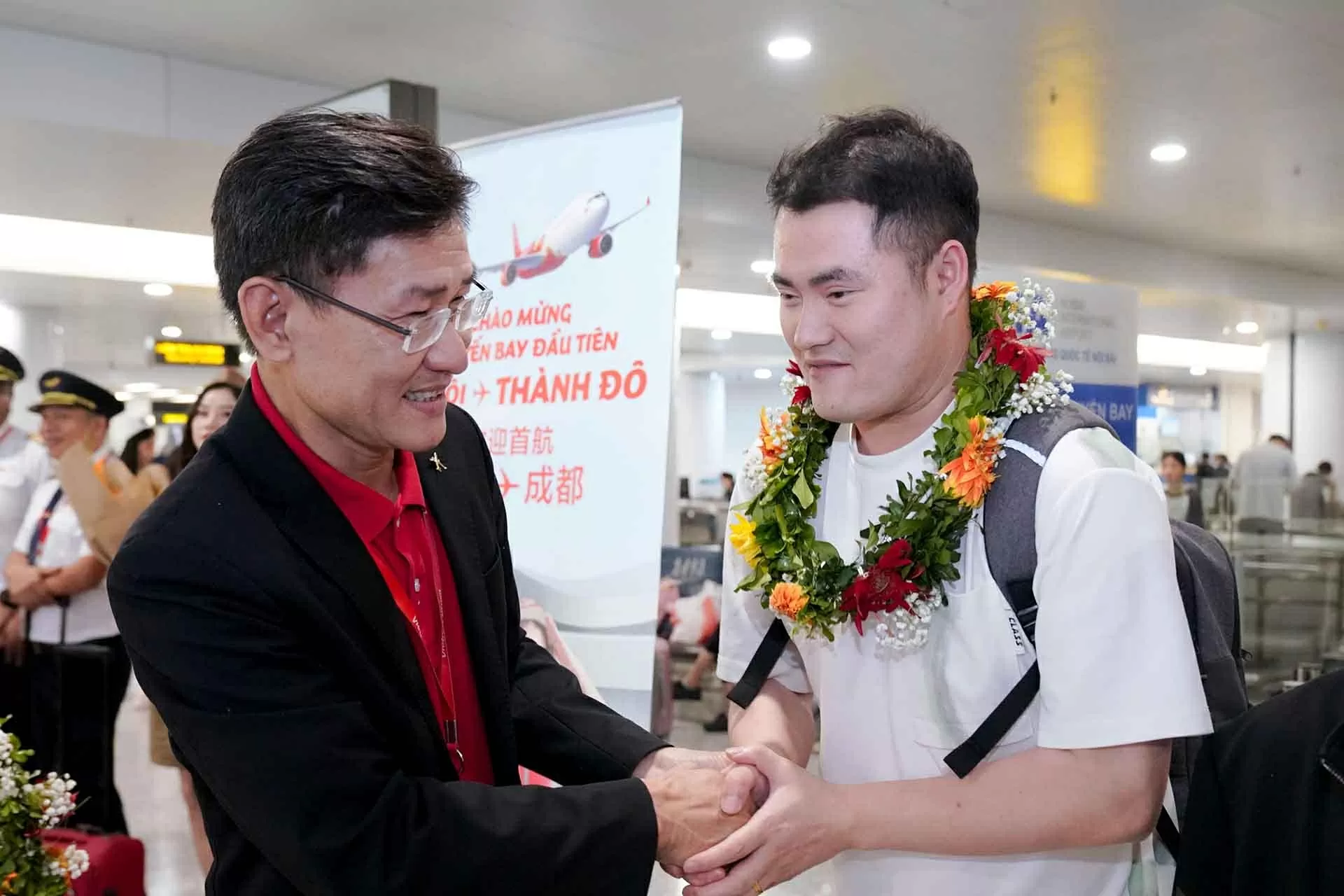 Lãnh đạo Vietjet chào mừng chuyến bay khai trương Hà Nội - Thành Đô cùng tổ bay và hành khách từ sân bay quốc tế Nội Bài