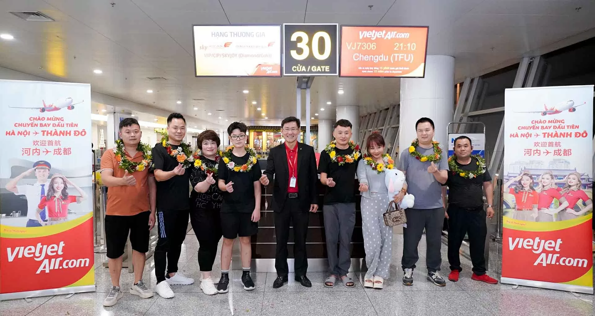 Lãnh đạo Vietjet chào mừng chuyến bay khai trương Hà Nội - Thành Đô cùng tổ bay và hành khách từ sân bay quốc tế Nội Bài
