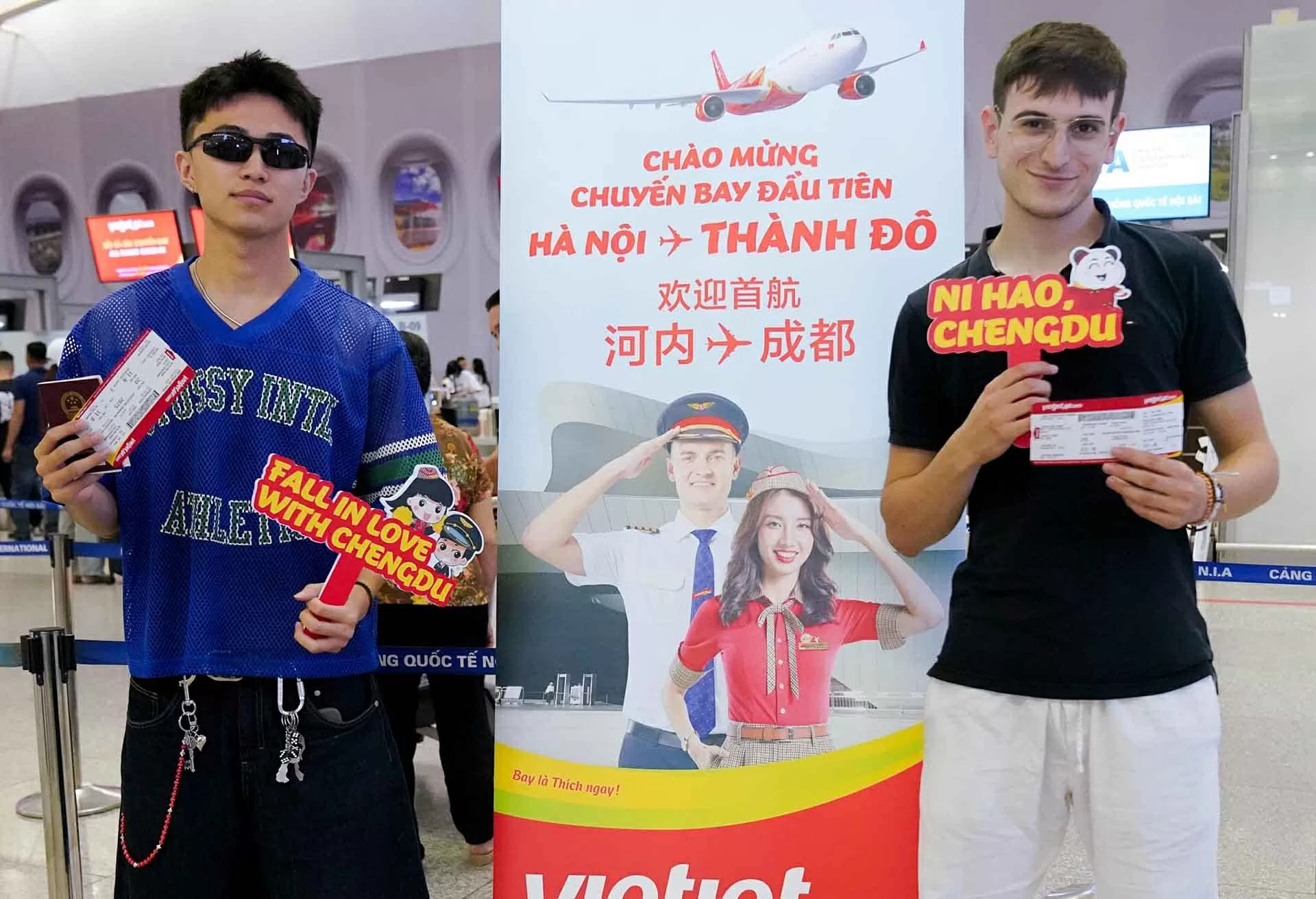 Những hành khách đầu tiên trên chuyến bay khai trương kết nối Hà Nội - Thành Đô