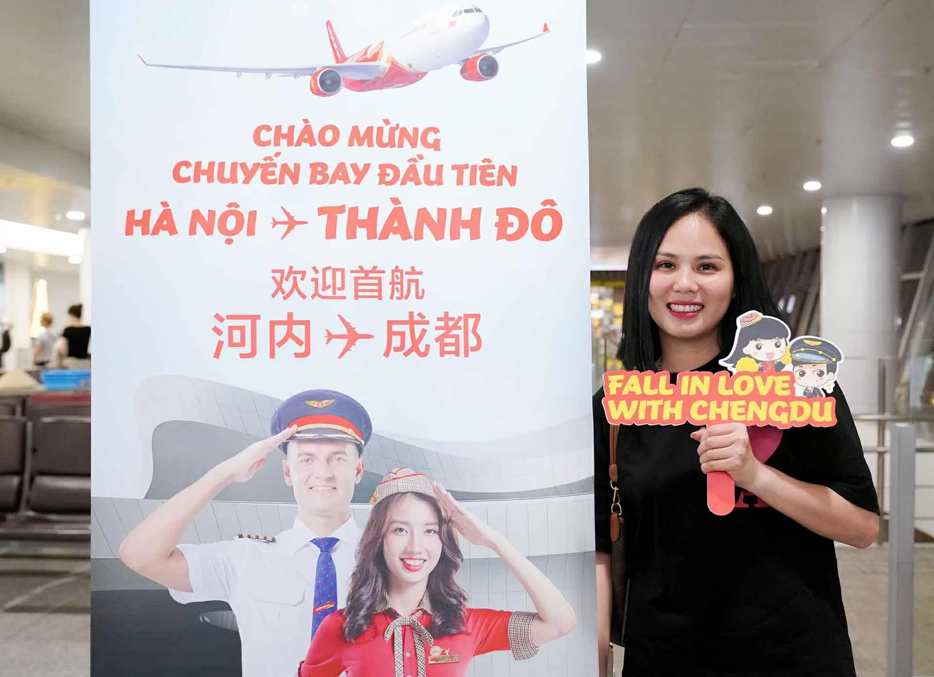 Những hành khách đầu tiên trên chuyến bay khai trương kết nối Hà Nội - Thành Đô