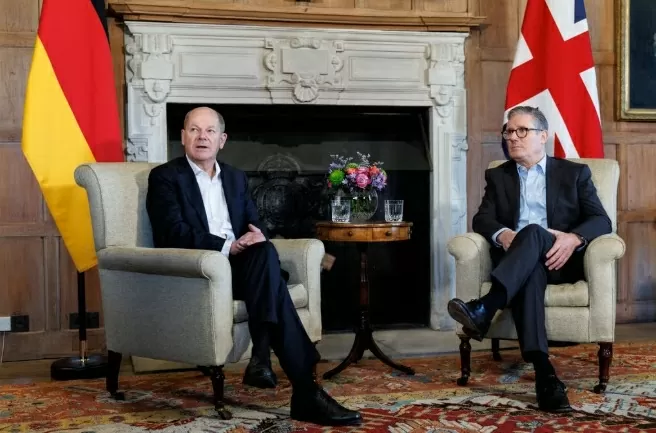 Thủ tướng Keir Starmer và cựu Thủ tướng Đức Olaf Scholz đã đặt nền móng cho hiệp ước này trong tuyên bố chung vào mùa hè năm ngoái, cam kết hợp tác chặt chẽ hơn về hòa bình, an ninh và tăng trưởng kinh tế. EPA`