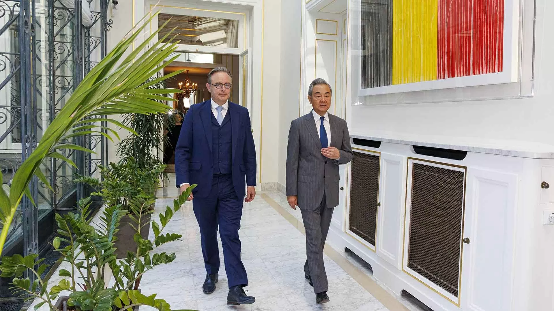 Thủ tướng Bỉ Bart De Wever đón Ngoại trưởng Vương Nghị tại Brussels, ngày 1/7. (Nguồn: Tân Hoa xã)