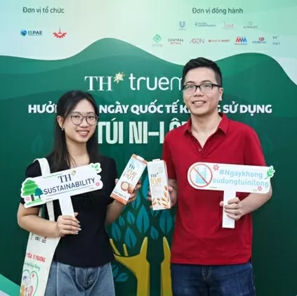 Người tiêu dùng của TH chọn túi vải và các loại túi bền vững để sử dụng đi mua sắm.