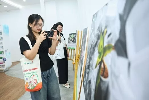 Những bức ảnh ấn tượng từ Triển lãm  “Sông kể chuyện nhựa” nhận được sự quan tâm của nhiều bạn trẻ.