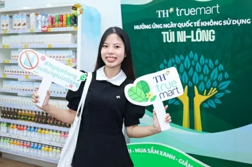 Quỳnh Chi hào hứng chụp ảnh check-in cùng các hashtag cầm tay. Quỳnh Chi hào hứng chụp ảnh check-in cùng các hashtag cầm tay.