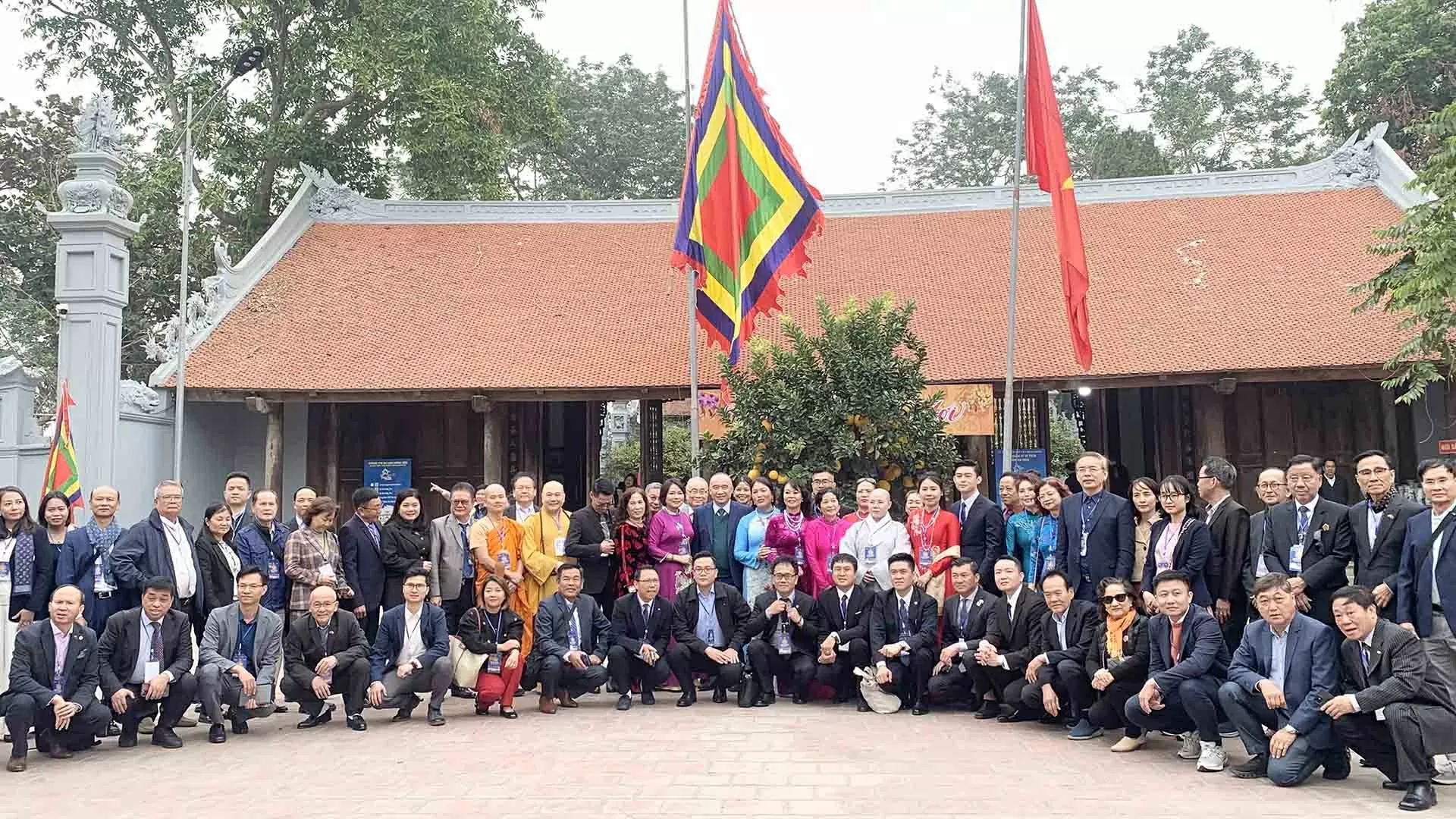Kiều bào về tham dự Xuân Quê hương 2025 tại tỉnh Hưng Yên. (Ảnh: An Bình)