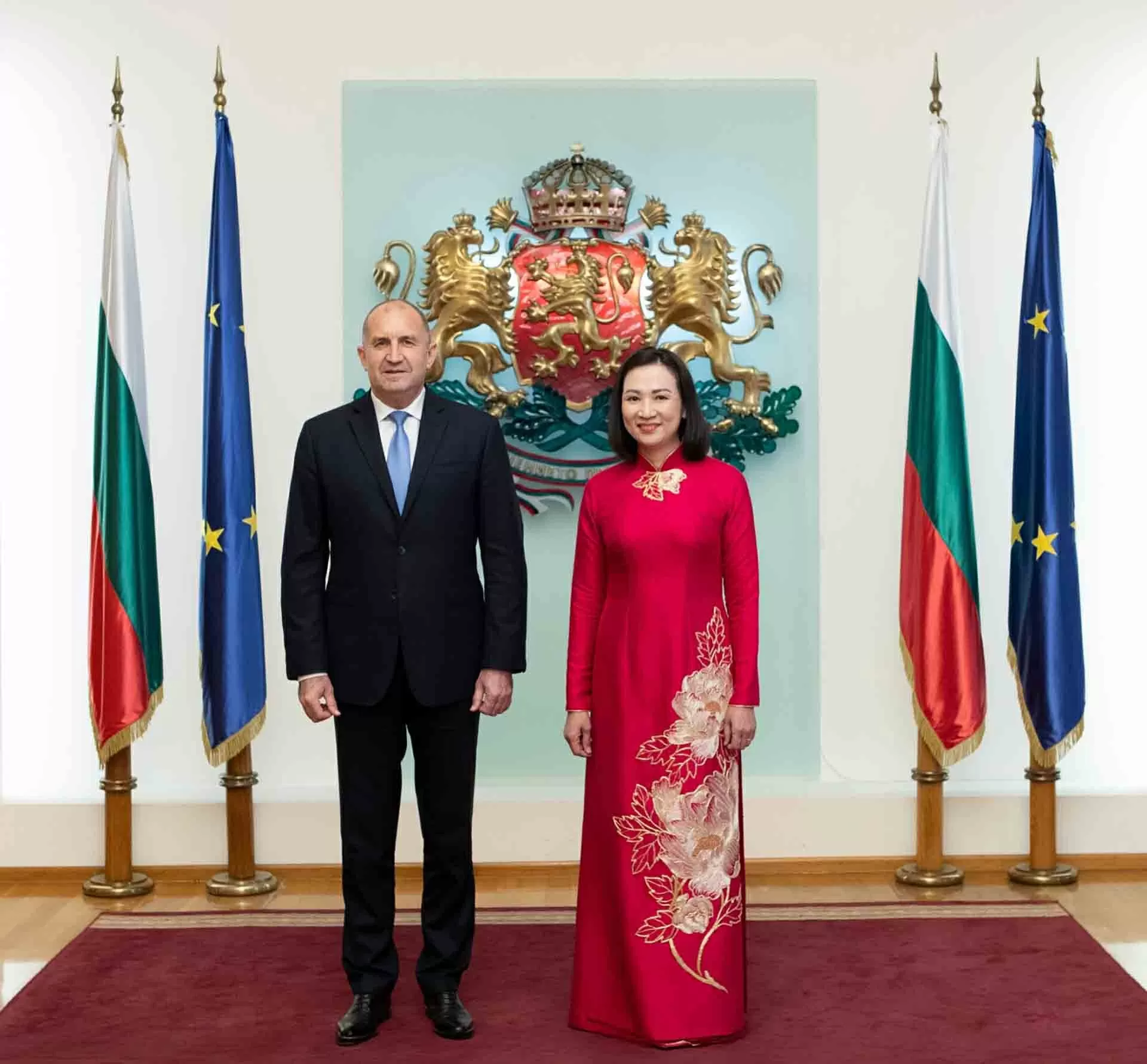 Đại sứ Nguyễn Thị Minh Nguyệt trình Thư ủy nhiệm lên Tổng thống Bulgaria Rumen Radev tại Phủ Tổng thống, ngày 3/6. Đại sứ Nguyễn Thị Minh Nguyệt trình Thư ủy nhiệm lên Tổng thống Bulgaria Rumen Radev tại Phủ Tổng thống, ngày 3/6.