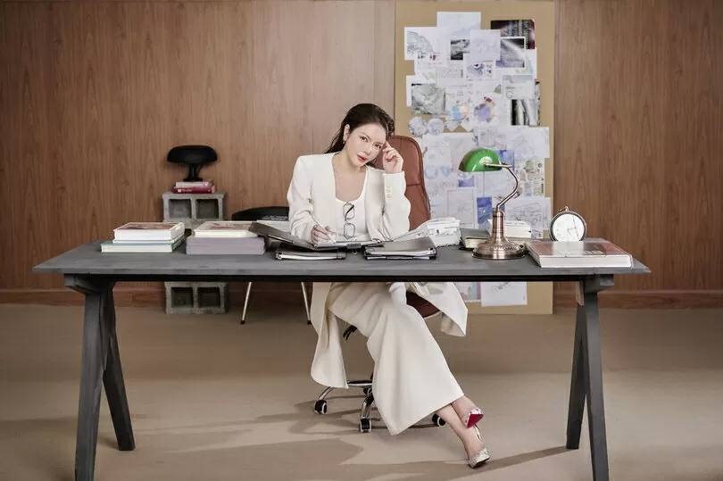 Lý Nhã Kỳ hóa quý cô công sở