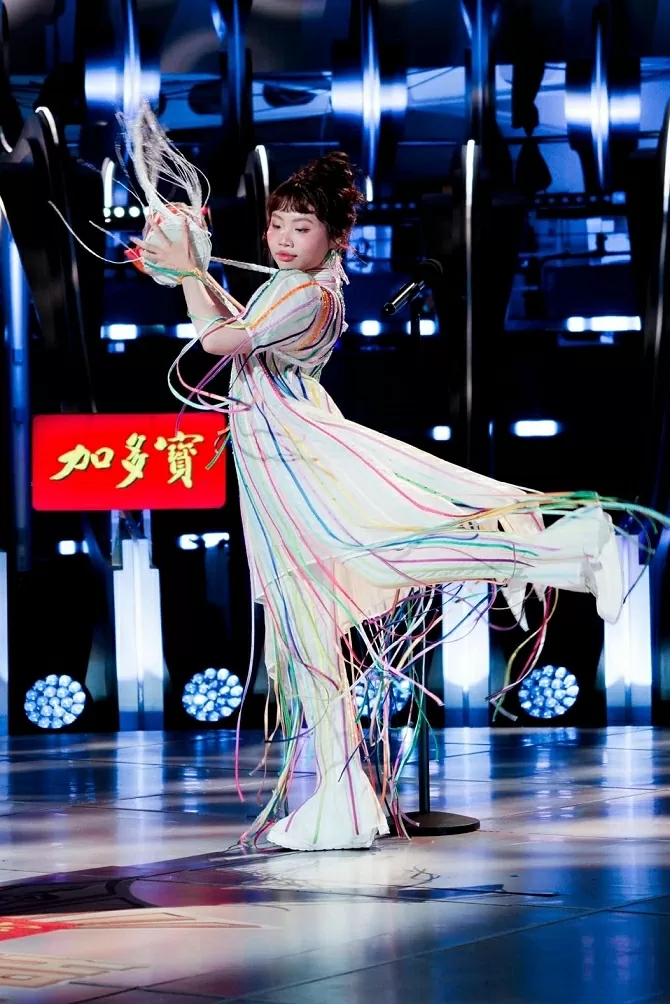 Trước đó, trong tập ghi hình ở Singapore, giọng ca gen Z trình diễn mashup Cô bé dân ca Phương Mỹ Chi 'biến hình' ngoạn mục ở tuổi 22