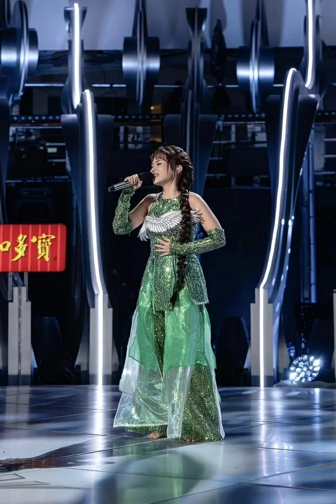 Trang phục đậm văn hóa Việt giúp Phương Mỹ Chi tỏa sáng trên sân khấu giọng hát châu Á