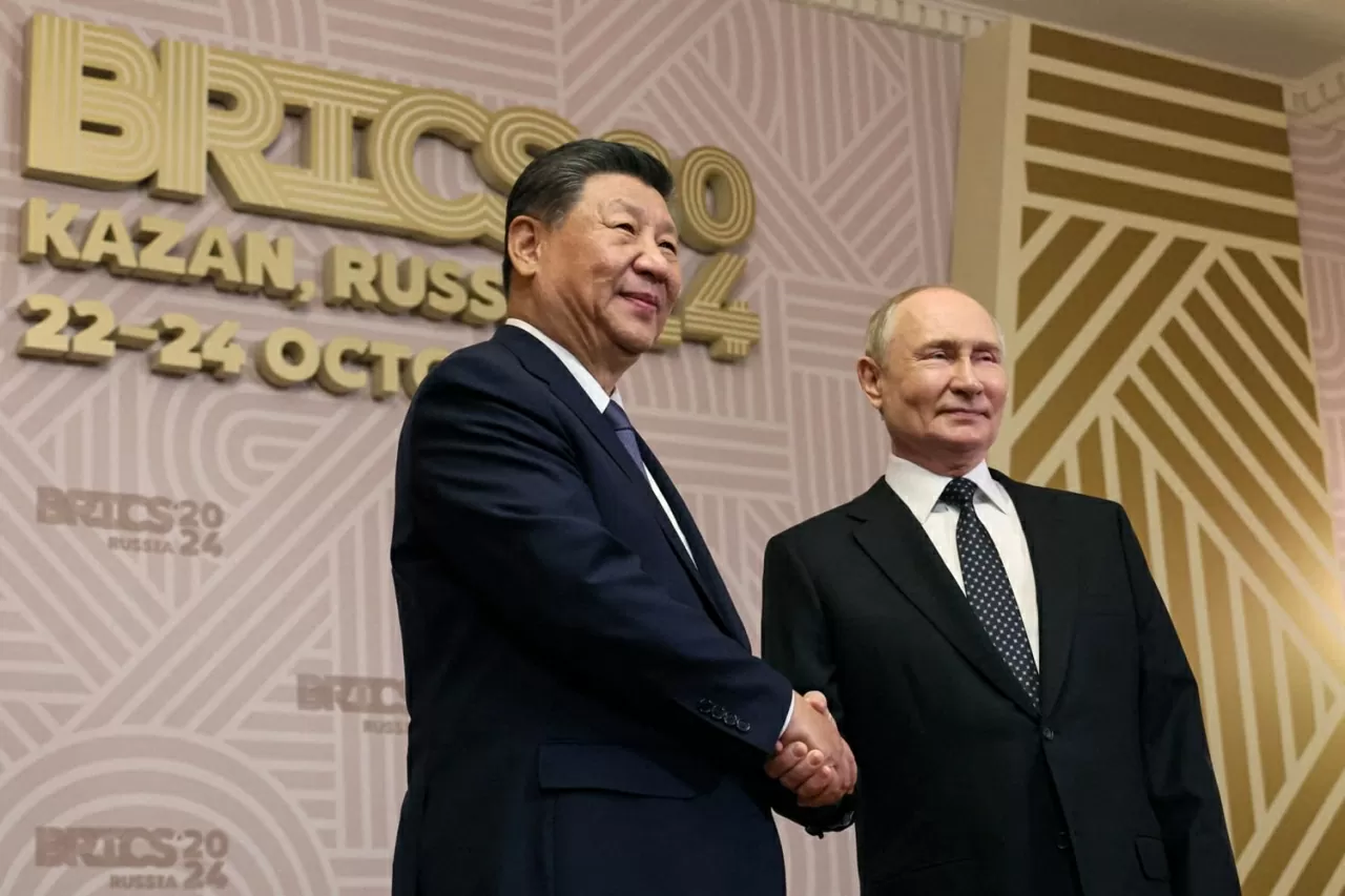 Chủ tịch Trung Quốc Tập Cận Bình gặp Tổng thống Nga Vladimir Putin tại Hội nghị thượng đỉnh BRICS ở Kazan, Nga tháng 10/2024. (Nguồn: NBC News) Chủ tịch Trung Quốc Tập Cận Bình gặp Tổng thống Nga Vladimir Putin tại Hội nghị thượng đỉnh BRICS ở Kazan, Nga tháng 10/2024. (Nguồn: NBC News)