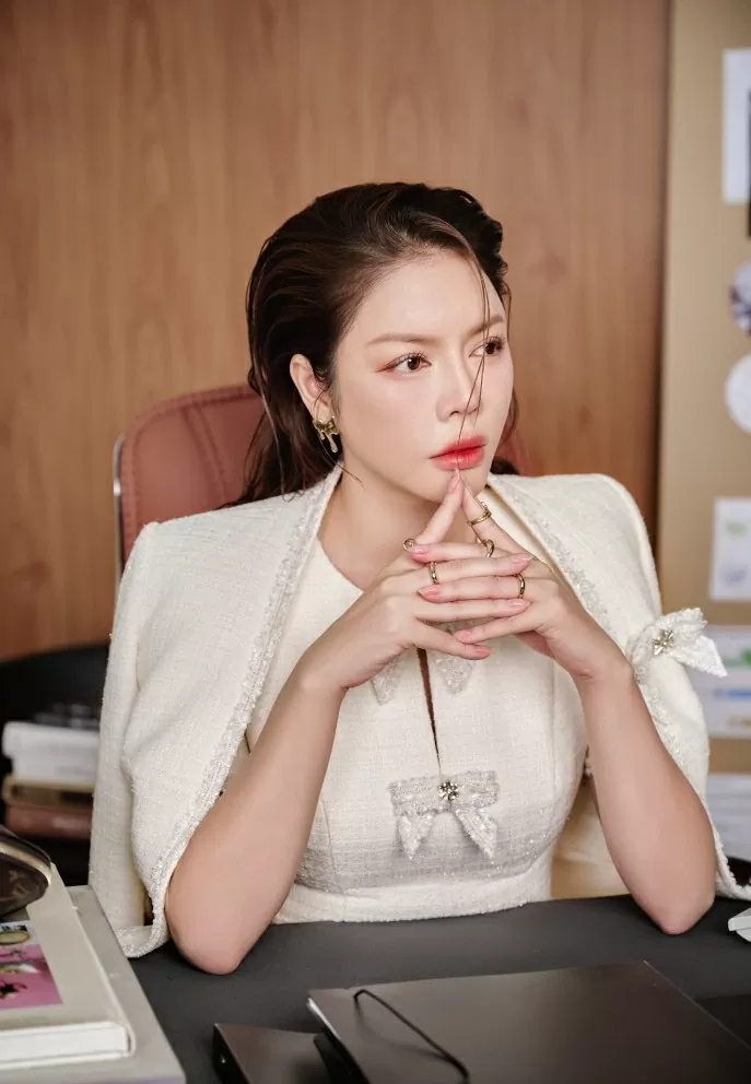 Lý Nhã Kỳ hóa quý cô công sở