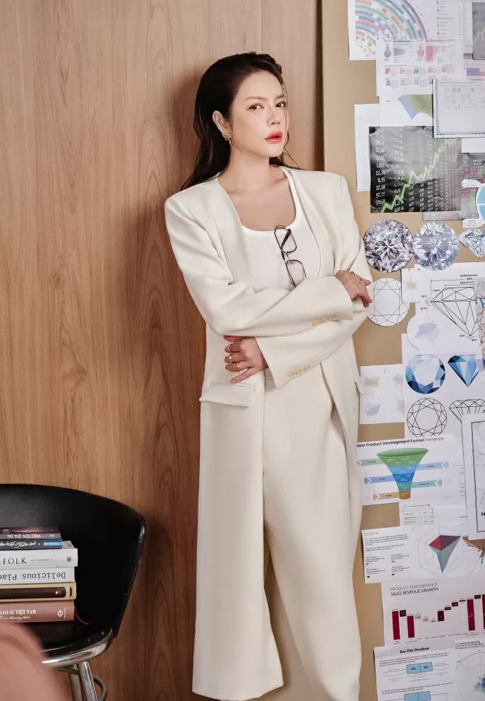Lý Nhã Kỳ hóa quý cô công sở