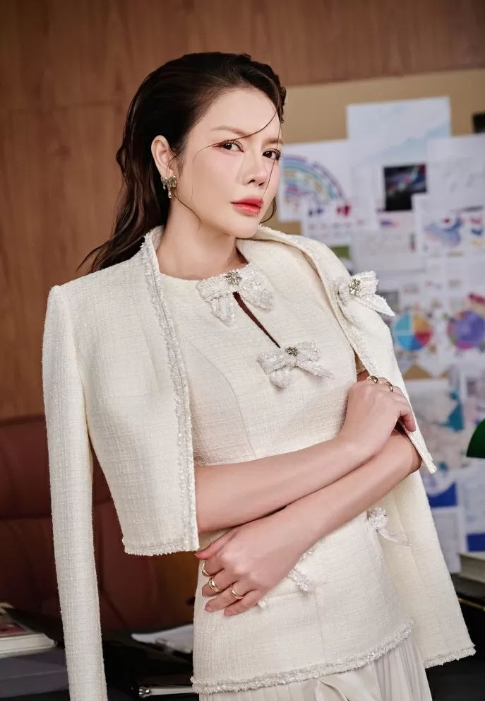 Lý Nhã Kỳ hóa quý cô công sở