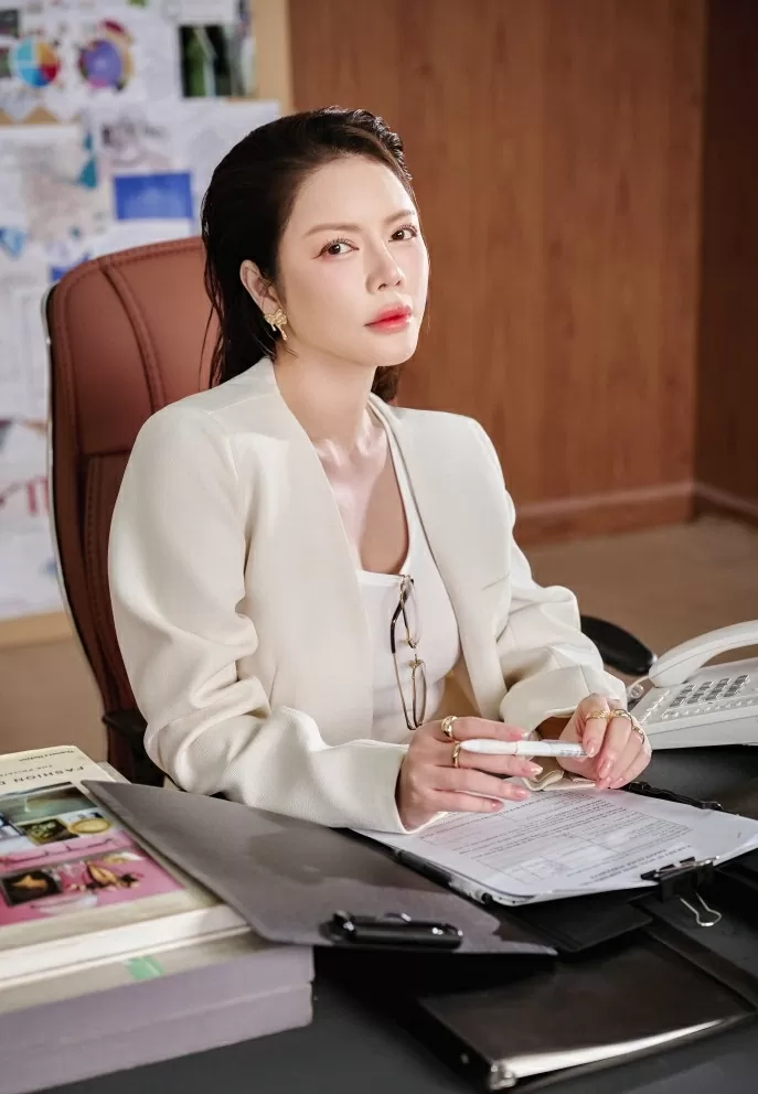 Lý Nhã Kỳ hóa quý cô công sở