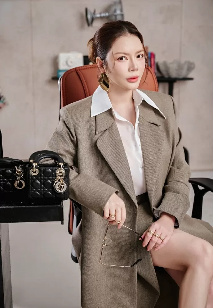 Lý Nhã Kỳ hóa quý cô công sở