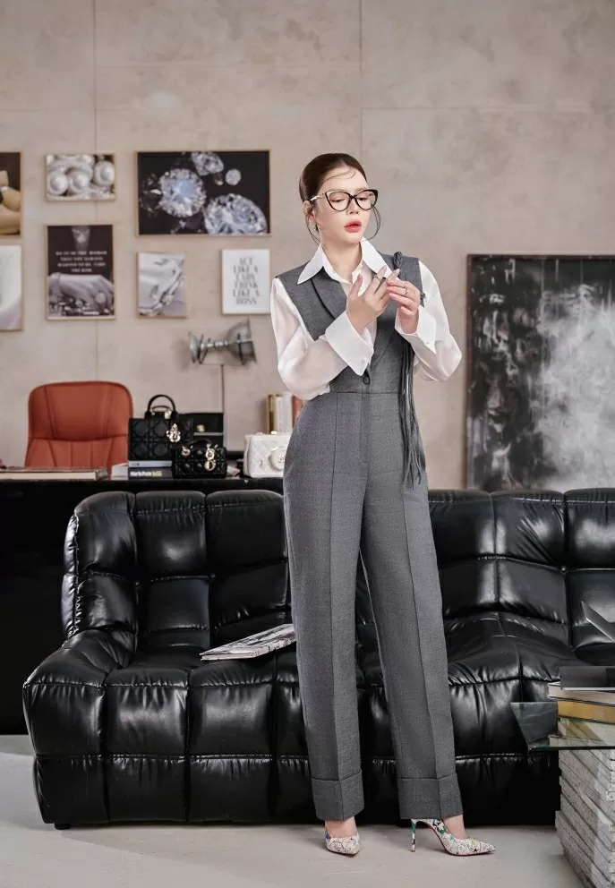 Lý Nhã Kỳ hóa quý cô công sở