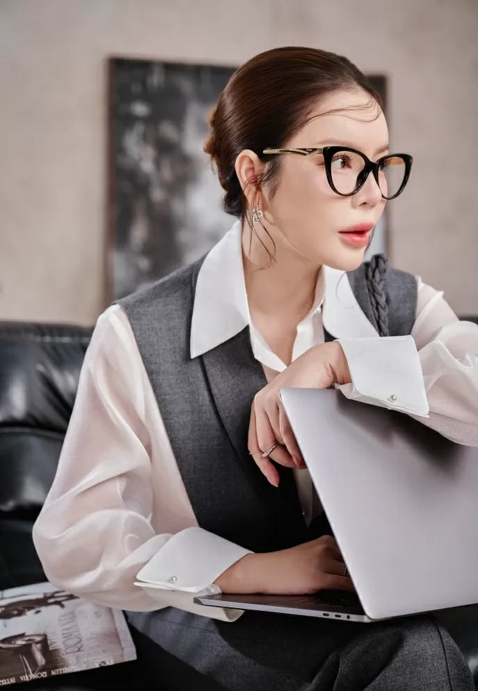 Lý Nhã Kỳ hóa quý cô công sở