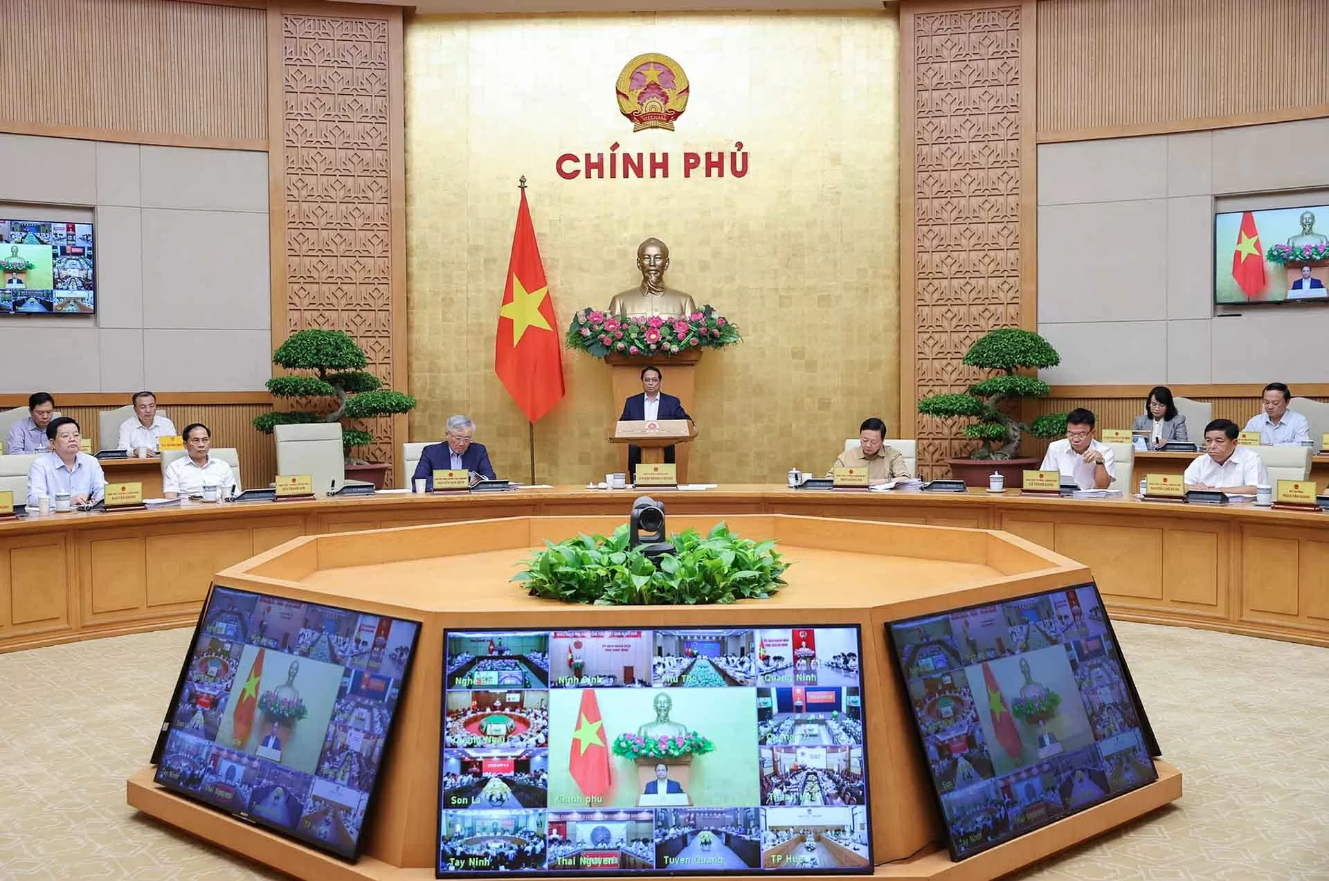 Thủ tướng yêu cầu thực hiện 3 tăng tốc, kiên định mục tiêu tăng trưởng