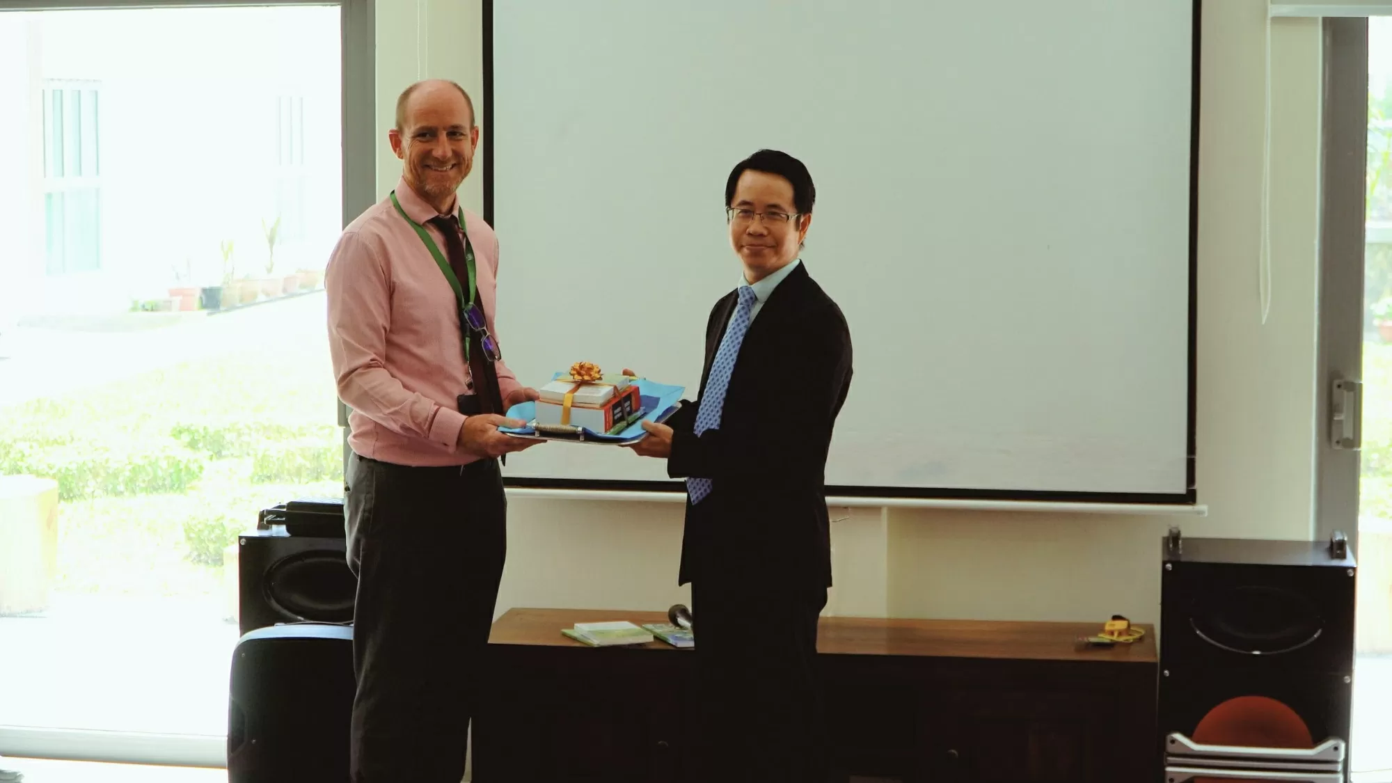 Đại sứ Việt Nam trao tặng sách cho lãnh đạo Trường ISB