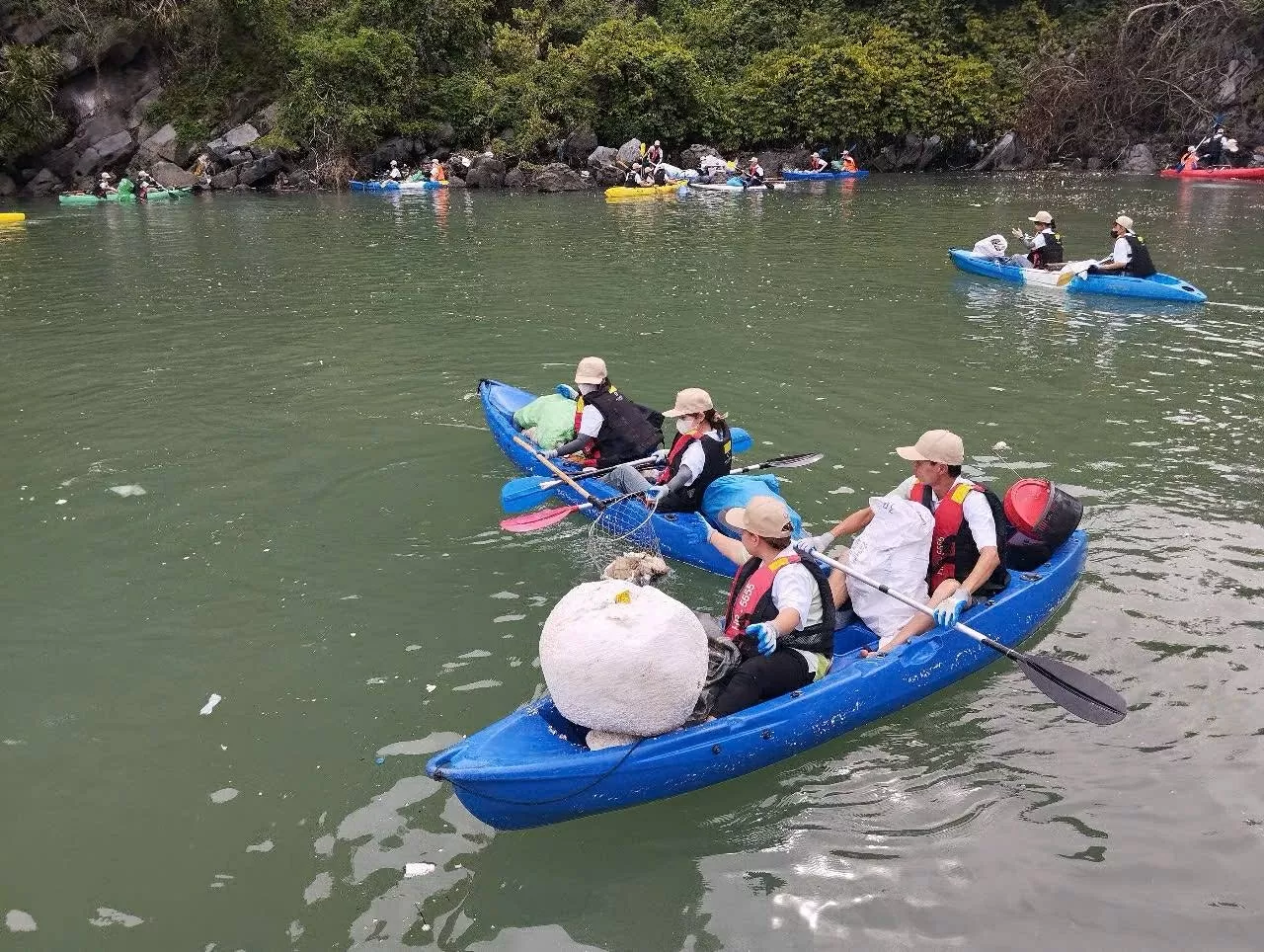 Những người làm đẹp cho Vịnh Lan Hạ