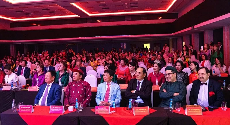 Quan khách tham dự Hoa hậu Áo dài Phu nhân 2024 tại Warsaw, Ba Lan.