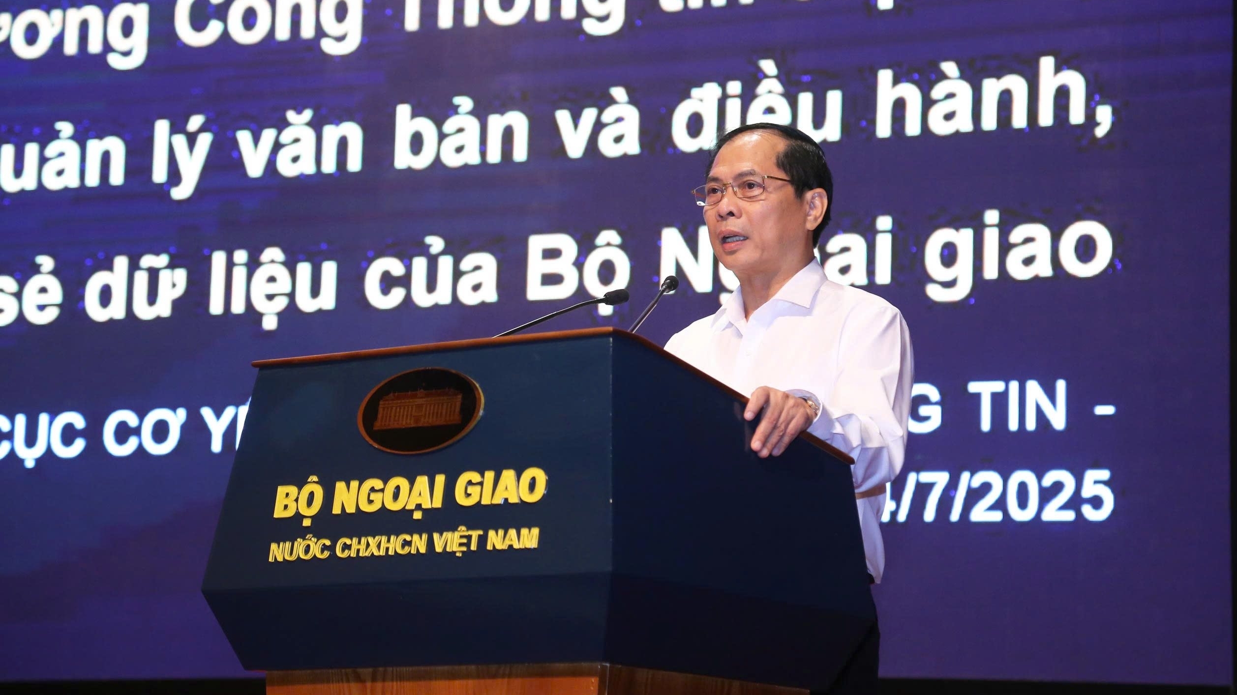 bo ngoai giao phat dong phong trao binh dan hoc vu so va khai truong 3 phan mem trong yeu trong du an xay dung chinh phu dien tu