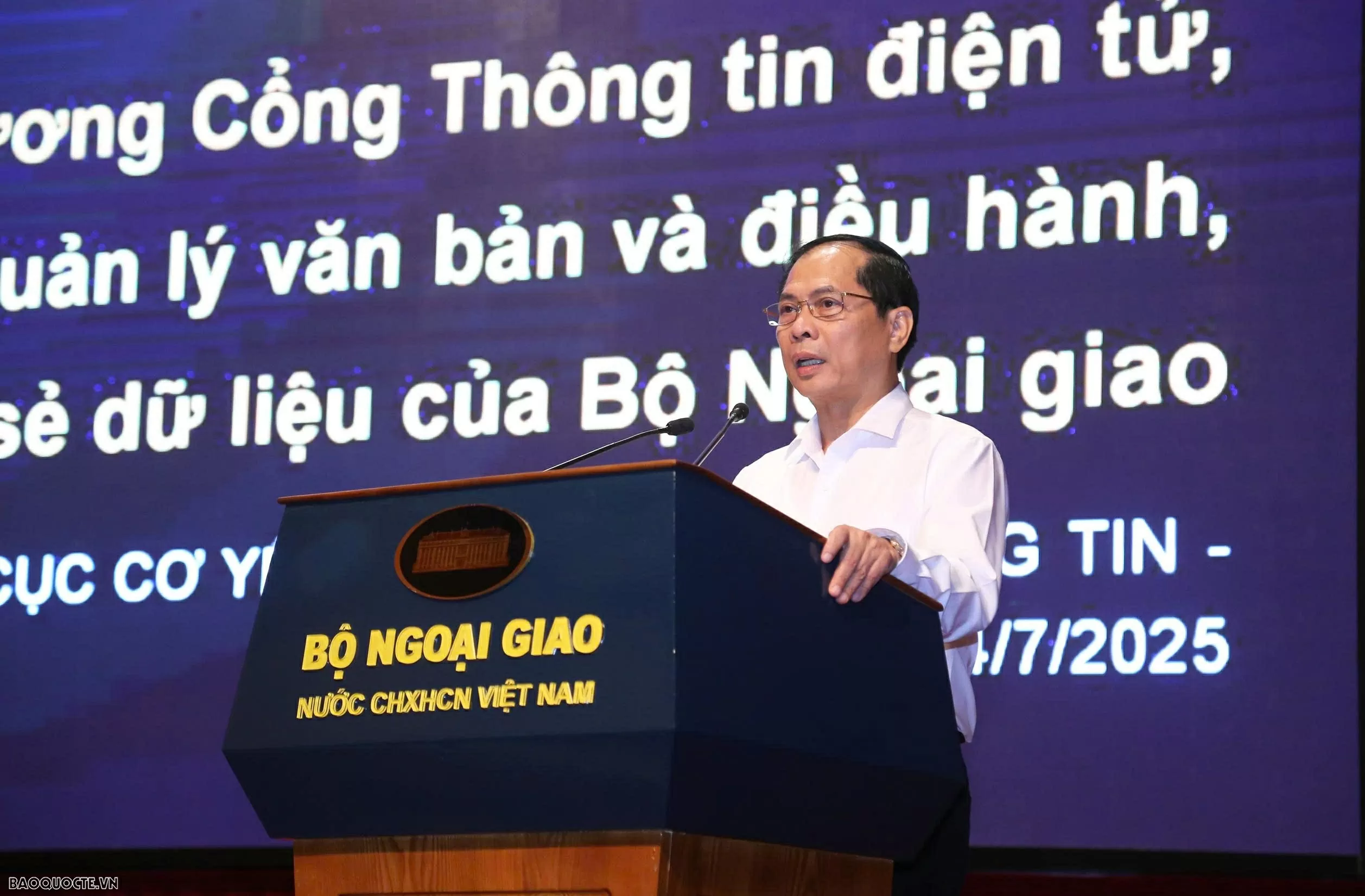 Phát động phong trào 'Bình dân học vụ số' và khai trương 3 phần mềm trọng yếu trong Dự án xây dựng Chính phủ điện tử Phát động phong trào 'Bình dân học vụ số' và khai trương 3 phần mềm trọng yếu trong Dự án xây dựng Chính phủ điện tử