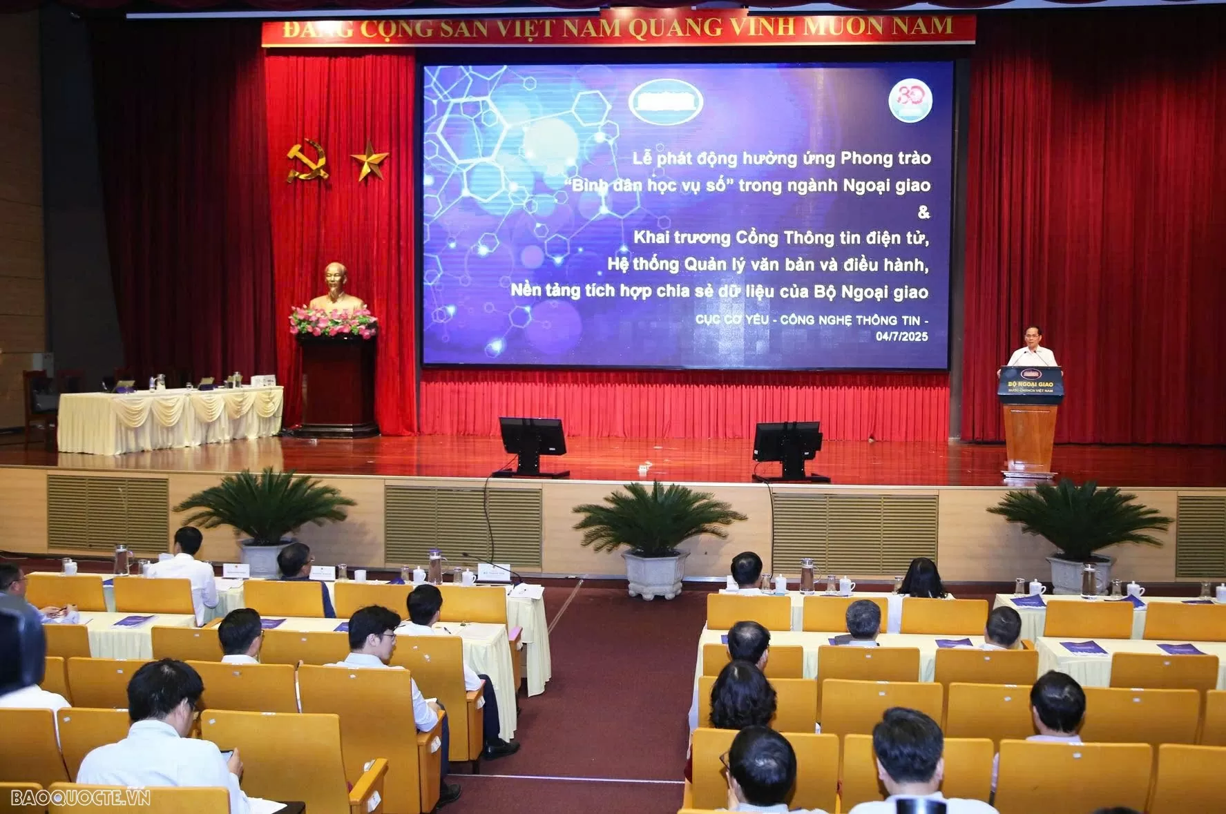 Phát động phong trào “Bình dân học vụ số” và khai trương 3 phần mềm trọng yếu trong Dự án xây dựng Chính phủ điện tử Phát động phong trào “Bình dân học vụ số” và khai trương 3 phần mềm trọng yếu trong Dự án xây dựng Chính phủ điện tử