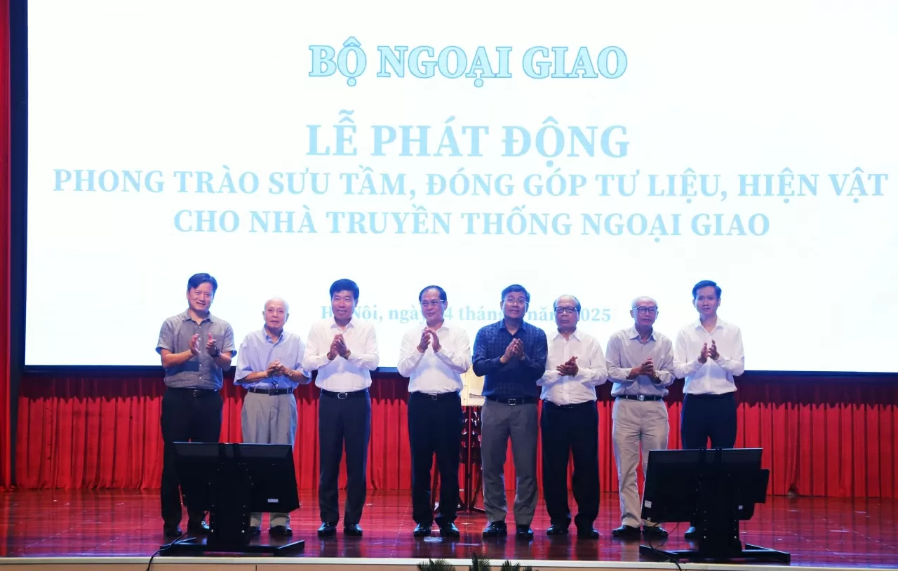Phó Thủ tướng, Bộ trưởng Ngoại giao Bùi Thanh Sơn cũng các lãnh đạo Bộ Ngoại giao chụp ảnh lưu niệm cùng cán bộ hưu trí 