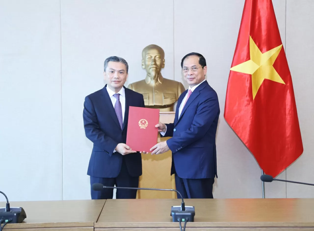 Phó Thủ tướng, Bộ trưởng Ngoại giao Bùi Thanh Sơn và trao quyết định bổ nhiệm đồng chí Vũ Tiến Dũng giữ chức vụ Cục trưởng, Cục Cơ yếu - Công nghệ thông tin. (Ảnh: Thành Long)