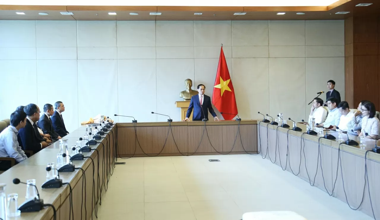 Phó Thủ tướng, Bộ trưởng Ngoại giao Bùi Thanh Sơn đã chủ trì Lễ công bố và trao quyết định bổ nhiệm, điều động cán bộ lãnh đạo cấp Cục. (Ảnh: Thành Long) Phó Thủ tướng, Bộ trưởng Ngoại giao Bùi Thanh Sơn đã chủ trì Lễ công bố và trao quyết định bổ nhiệm, điều động cán bộ lãnh đạo cấp Cục. (Ảnh: Thành Long)