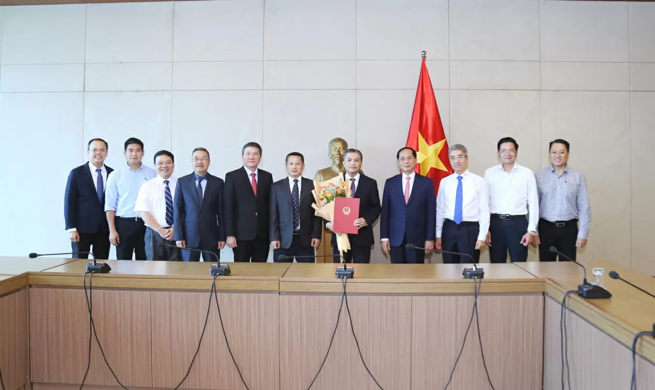 Phó Thủ tướng, Bộ trưởng Ngoại giao Bùi Thanh Sơn chụp ảnh chung cùng lãnh đạo các đơn vị trực thuộc Bộ Ngoại giao. (Ảnh: Thành Long)