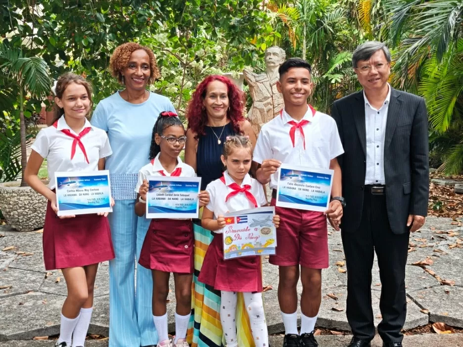 Lễ trao giải Cuộc thi văn học và vẽ tranh dành cho thiếu nhi với chủ đề ý nghĩa: “Cuba và Việt Nam: Một tình bạn không biên giới”. (Nguồn: ĐSQ Việt Nam tại Cuba) Lễ trao giải Cuộc thi văn học và vẽ tranh dành cho thiếu nhi với chủ đề ý nghĩa: “Cuba và Việt Nam: Một tình bạn không biên giới”. (Nguồn: ĐSQ Việt Nam tại Cuba)